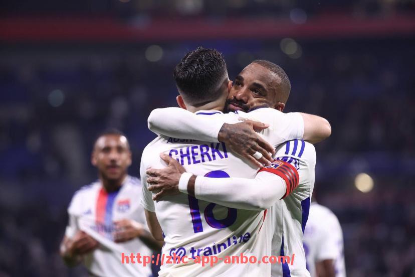 安博体育app下载-世俱杯最具争议事件回顾：VAR、误判与赛程调整影响分析